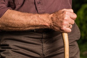 Système de téléassistance pour personnes âgées 2 choses à prendre en compte 1